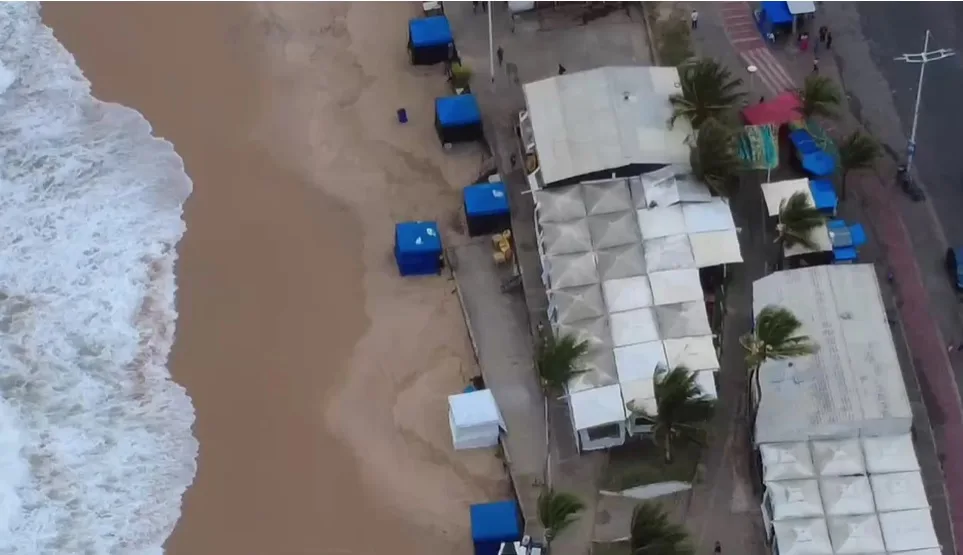 Mais de 200 porções de drogas são encontradas enterradas na areia da praia de Itapuã
