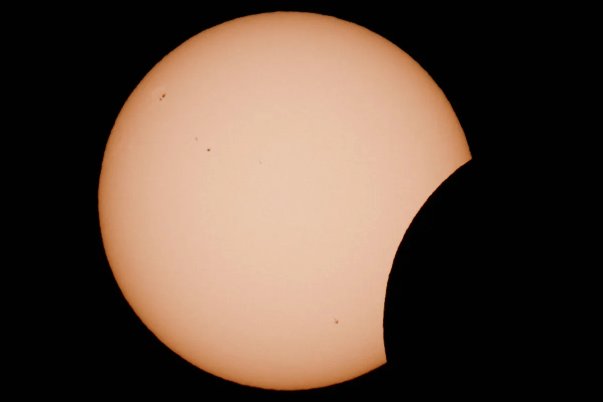 Veja fotos do eclipse solar desta quarta-feira (12)