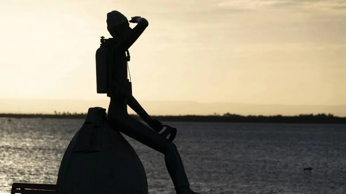 Jacques Cousteau, explorador e escritor francês: “A felicidade da abelha e da do golfinho é existir. O homem é descobrir isso e se maravilhar.”