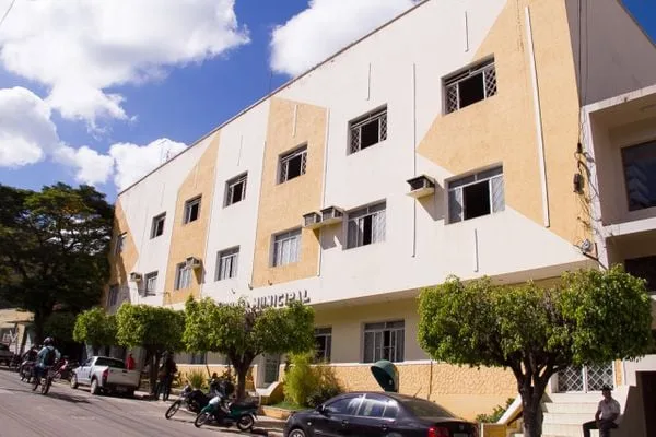 Prefeitura e Santa Casa de Iúna abrem seleções com salários de até R$ 4,7 mil
