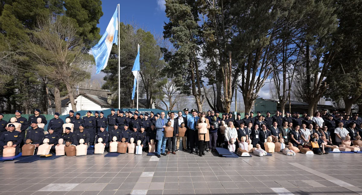 Cadetes de la Policía neuquina aprendieron a hacer RCP y a usar un desfibrilador