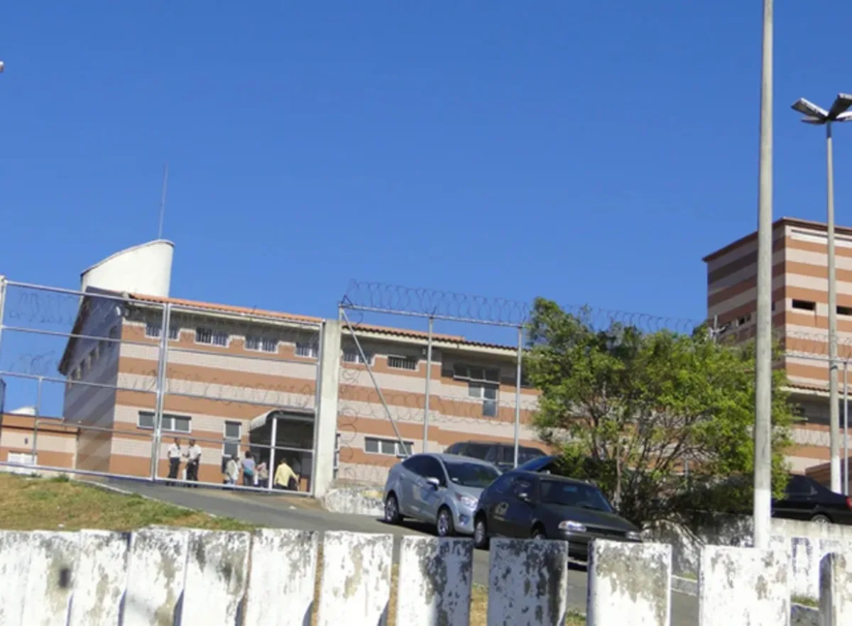 Detento é pego fazendo postagens em rede social por um celular em presídio de BH; caso é investigado