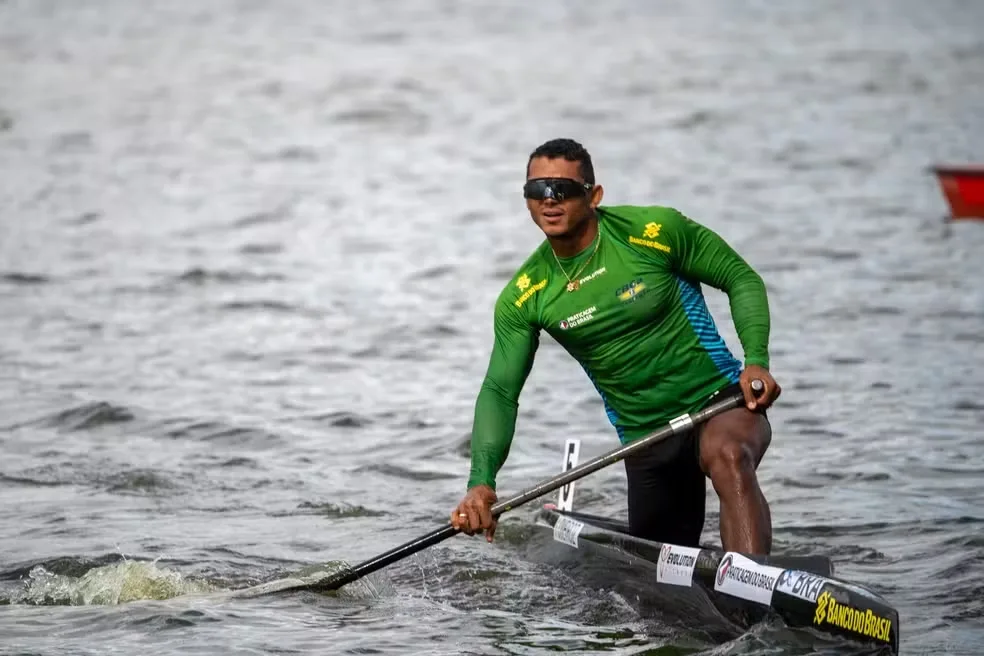 Isaquias Queiroz conquista ouro e faz história no Mundial de Canoagem