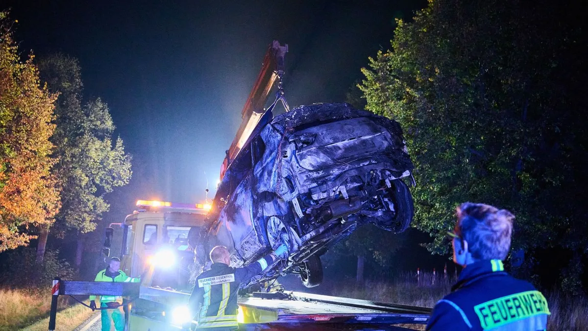 Unfall: „Geschockt“: Vier junge Mopedfahrer nach Überholmanöver tot