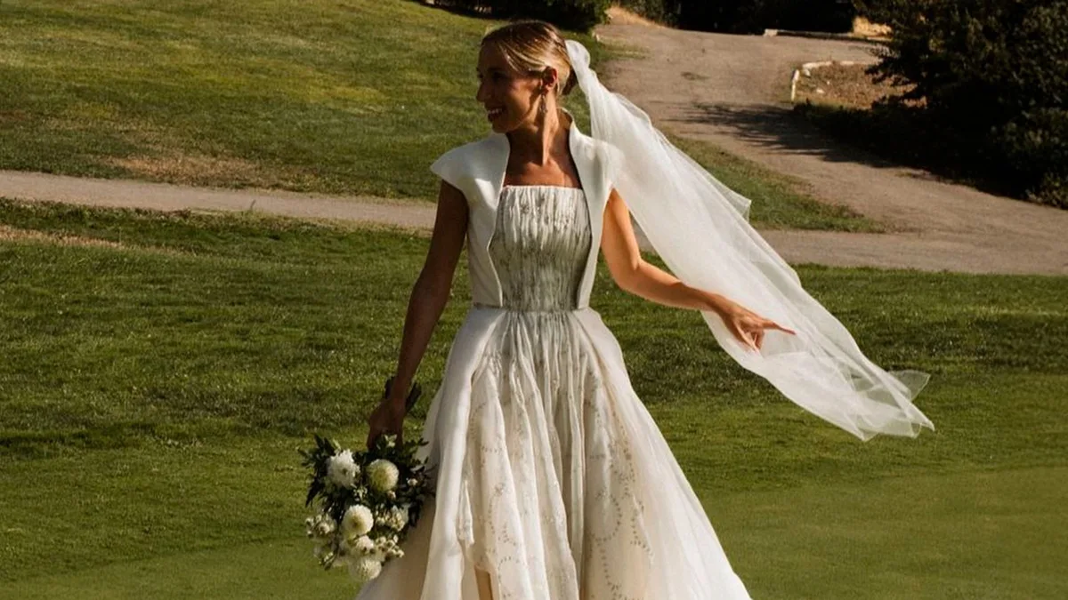 Ni lisos ni minimalistas: los cuerpos bordados son el detalle que conquista a las novias de otoño