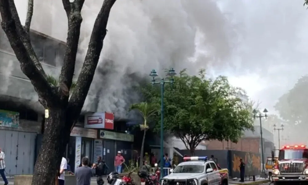 Incendio en una panadería de Los Símbolos obligó a evacuar preventivamente a 10 personas