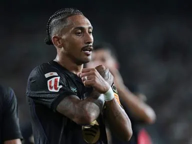 Torres scores twice in debut for PSG, Barcelona wins big and Salah scores