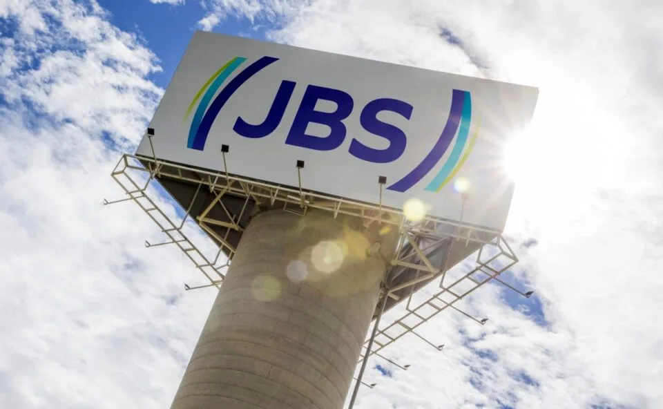 Quer começar a carreira em uma gigante? JBS abre vagas de estágio em quatro cidades do Paraná