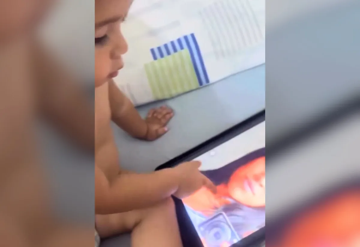 Criança vê foto antiga e afirma ser parente que morreu há 12 anos; VÍDEO