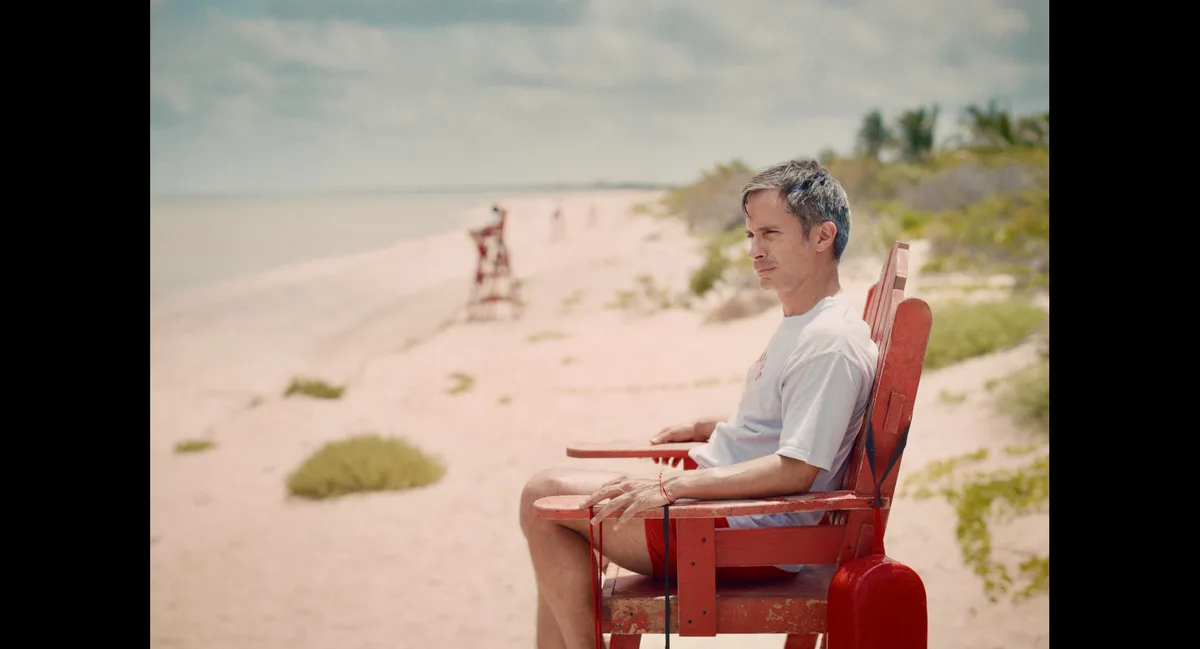 ‘Hombre al Agua’ Review: Gael García Bernal Directs and Stars in a Sputtering, Screwball-y Dramedy About One Man’s Identity Crisis