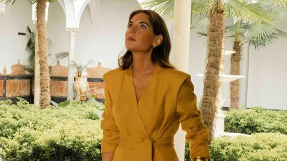 Lourdes Montes, impecable con su traje mostaza de firma española: un 2 piezas que funciona igual de bien en primavera que en otoño