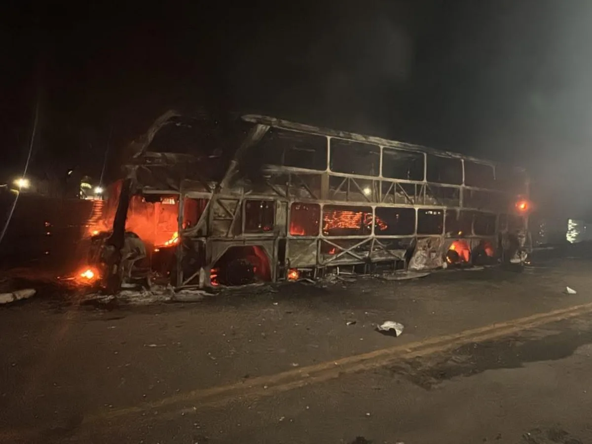 VÍDEO: Jovem de 18 anos é preso suspeito de incendiar ônibus, furtar bicicleta e tentar invadir casa no Acre