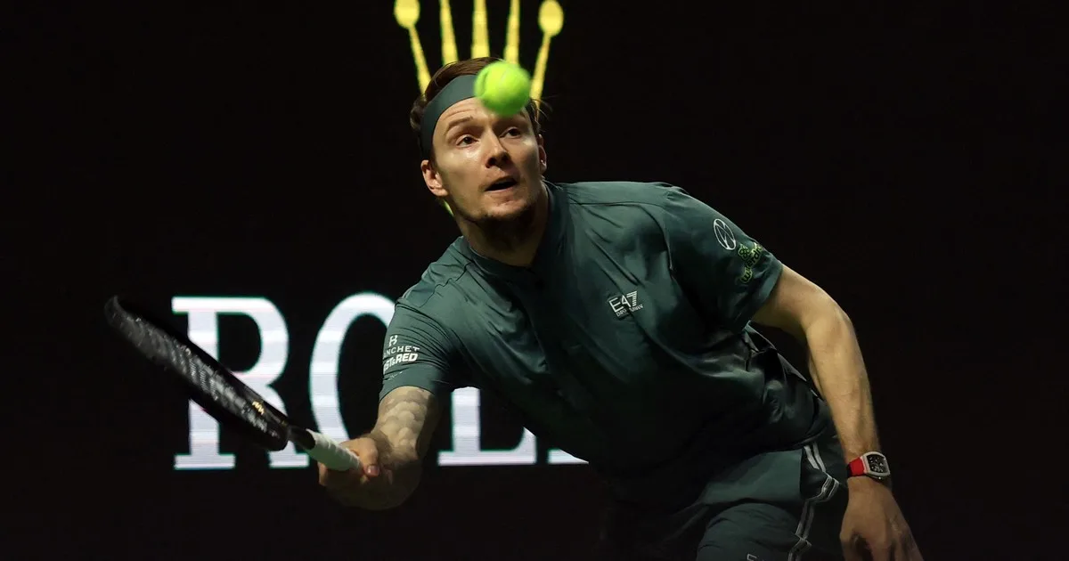 De la furia al triunfo: un ex Top 10 golpeó una heladera, se lastimó y avanzó en Shanghai