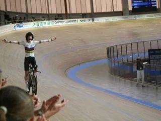 Cyclisme sur piste. Première réussie sous le maillot arc-en-ciel pour Zoé Bihan, proche de battre son record du monde