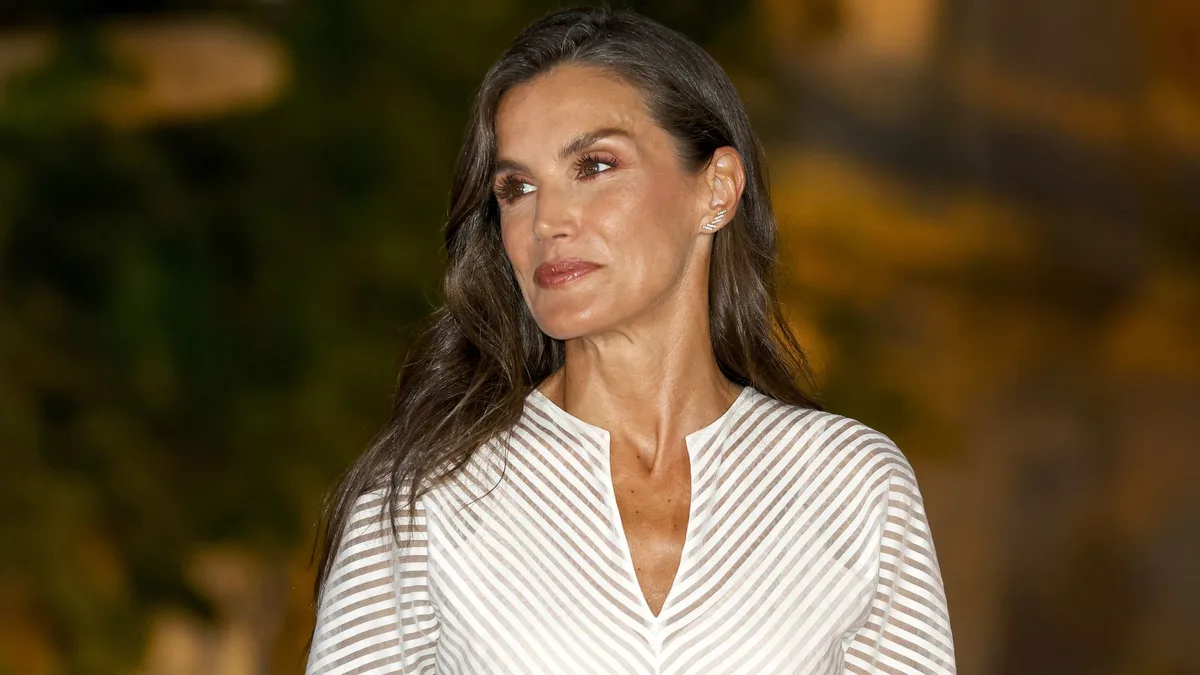 8 estrenos de la reina Letizia en agosto que nos han inspirado: de su vestido blanco semitransparente a sus sandalias doradas
