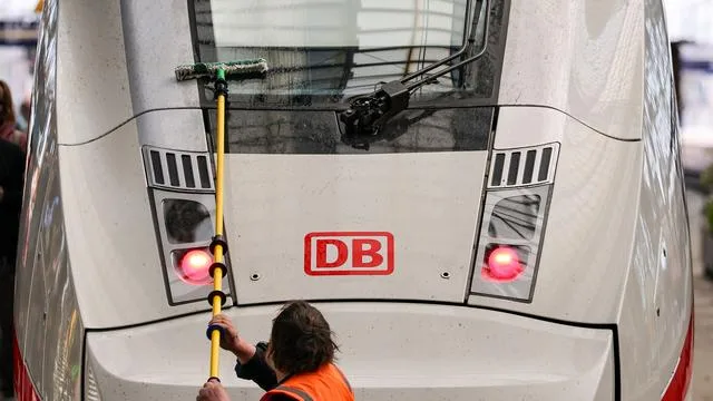 Bahnverkehr: Bericht: Bahn steckt Millionen in saubere Züge und Bahnhöfe