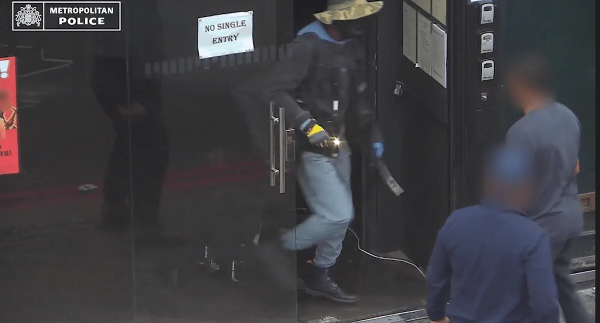 Moment two off-duty police officers pounce on burglar armed with crowbar during east London break-in
