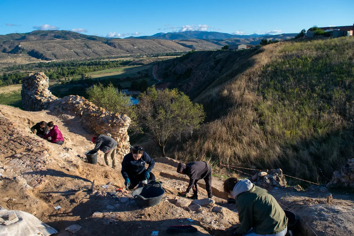 Se buscan voluntarios para excavar un castillo islámico de un pueblo de Guadalajara: ofrecen desayuno y sesiones de dibujo durante una semana