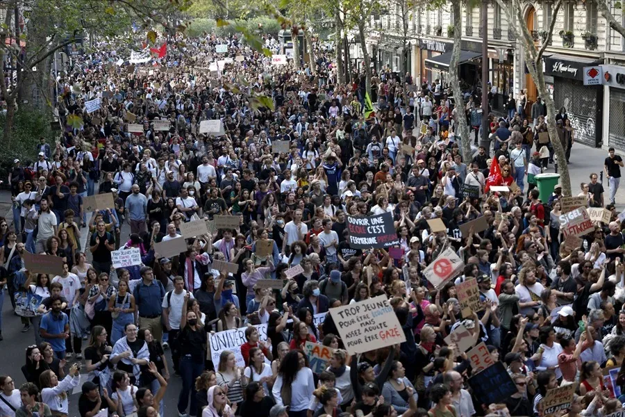 Más de 32.800 personas protestan en Francia para exigir mejoras educativas