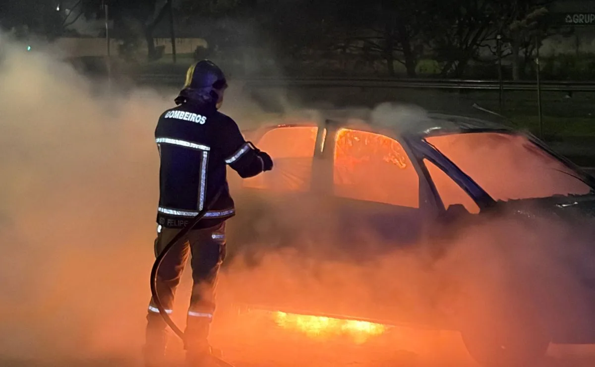Carro com tanque cheio pega fogo às margens da Linha Verde, em Curitiba, e proprietário desaparece: “Deu trabalho”, relata bombeiro