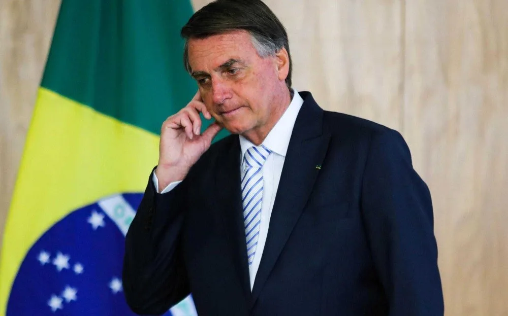 Defesa de Bolsonaro desiste de pedido para suspender prisão
