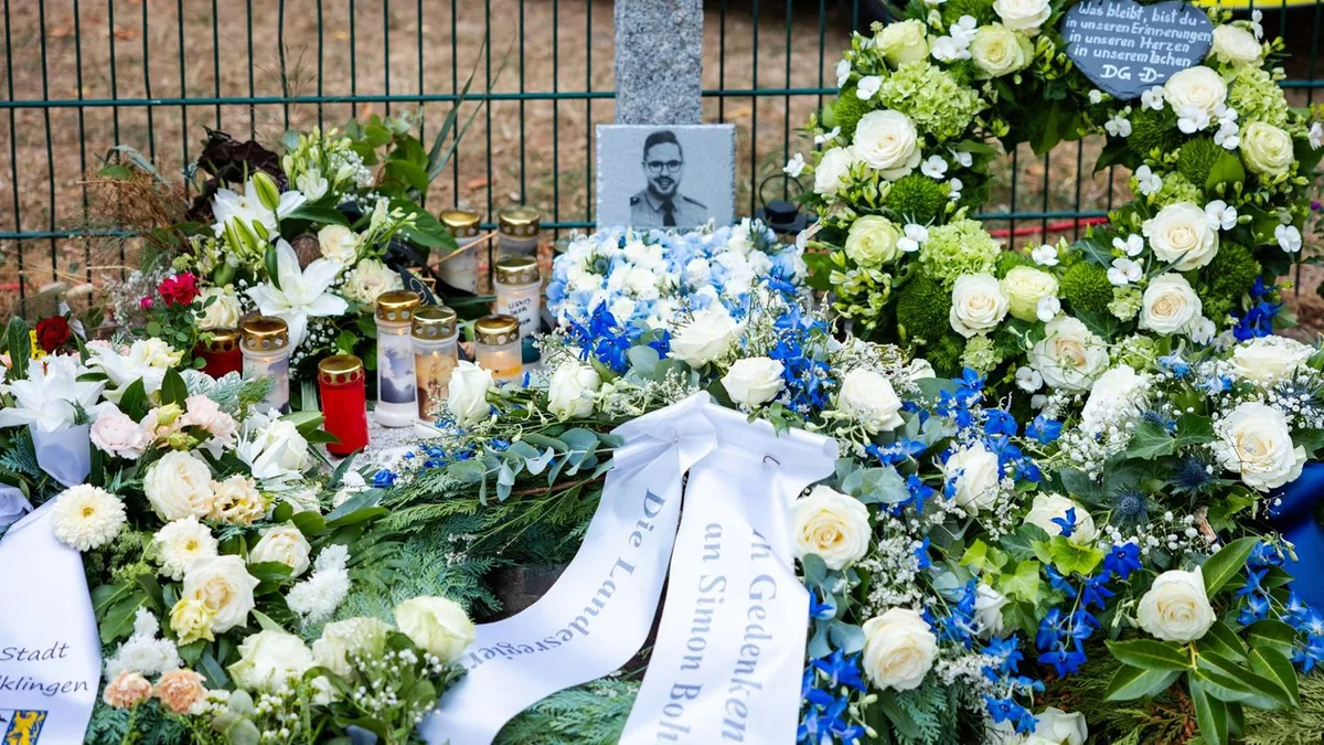 Trauerfeier: Ein Jahr nach Tod von Simon Bohr – Trauer und Forderungen