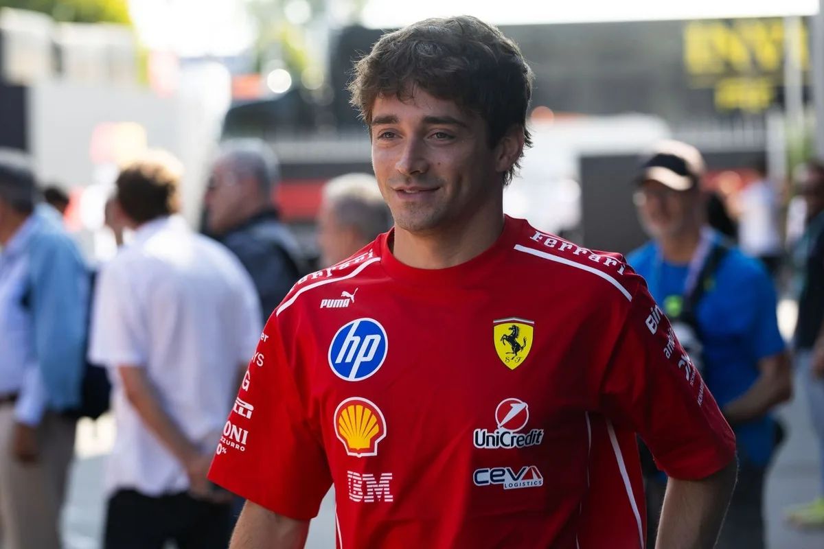 F1: Ferrari revela macacão preto para Leclerc em Singapura