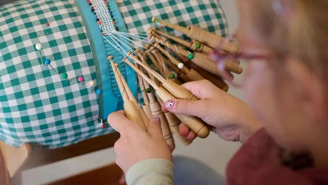 Tischdecke war gestern: Gen Alpha hält beim Klöppeln die Fäden in der Hand