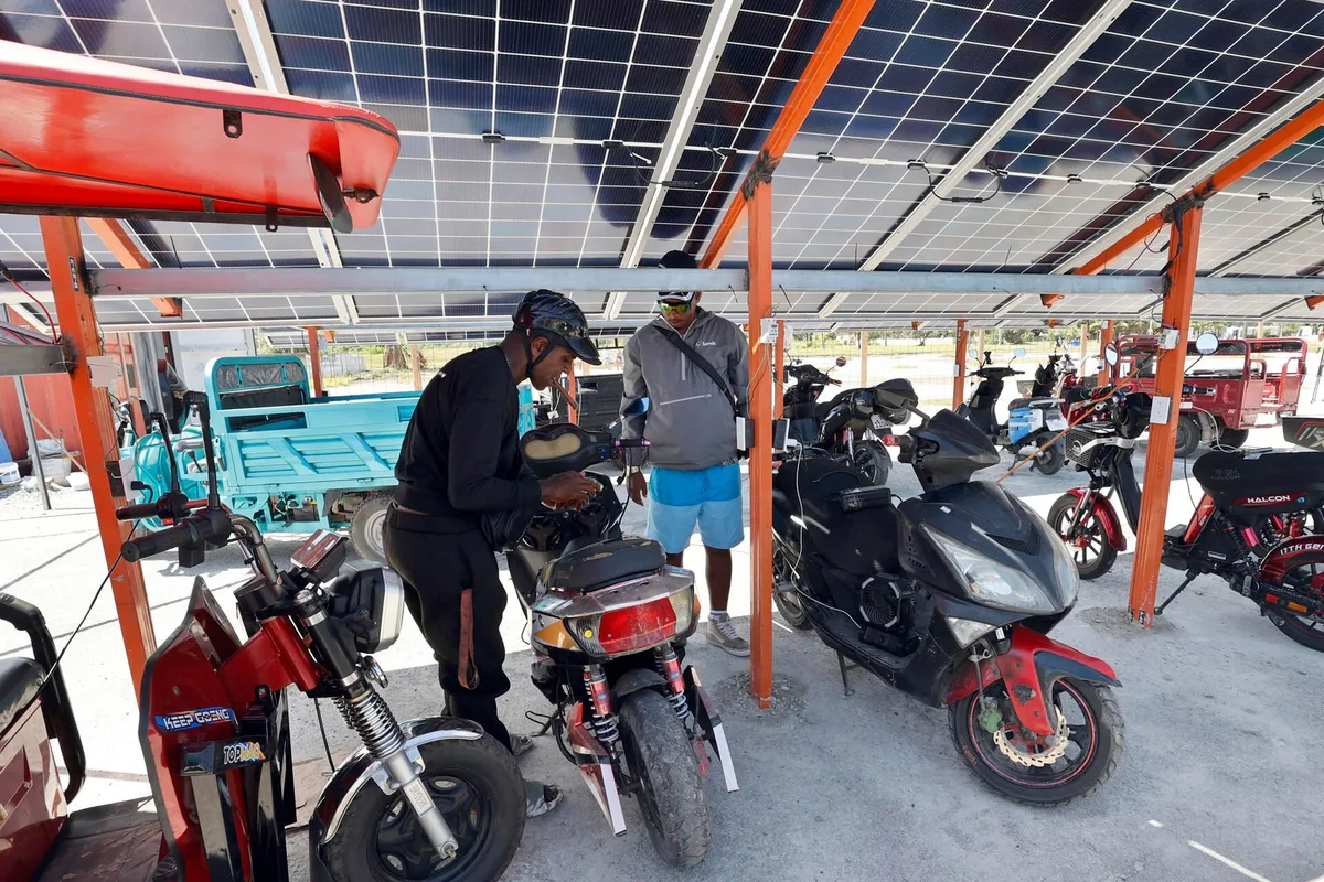 Cuba ‘se asocia’ con el sol: Así con las ‘solineras’, el invento de los cubanos contra los apagones