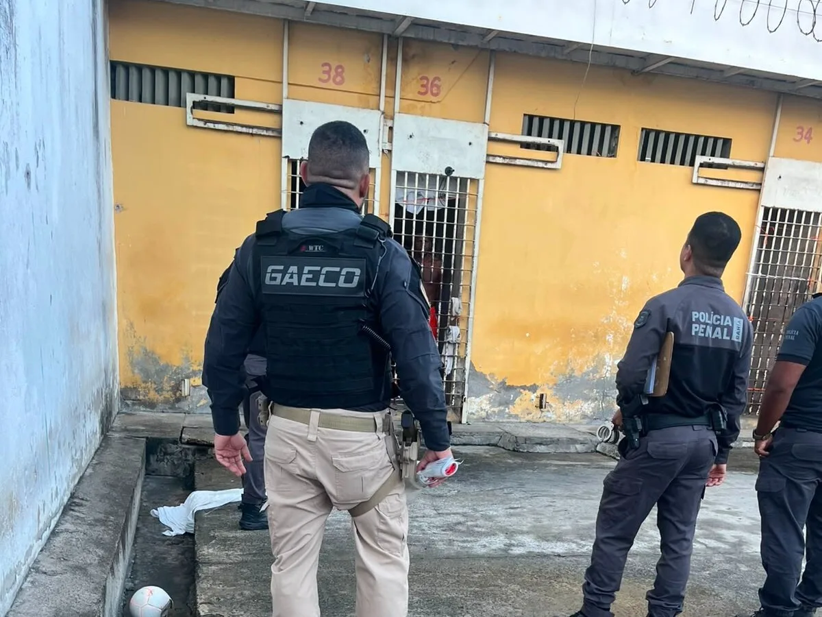 Policial penal é preso suspeito de facilitar entrada de celulares em presídio na Bahia