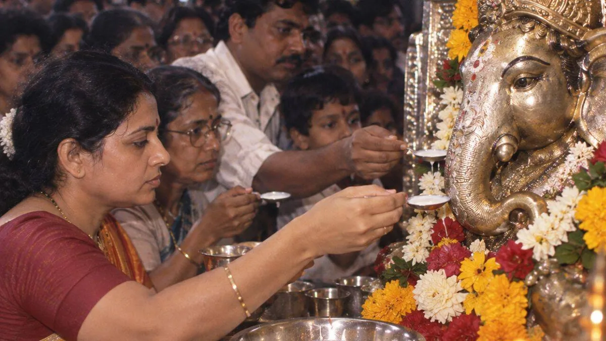 31 years ago, Ganesha 'drank' milk and India went viral without social media