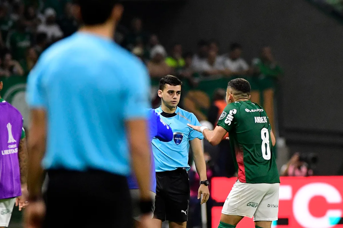 Andreas Pereira é suspenso pela Conmebol e desfalca o Palmeiras na ida das quartas da Libertadores