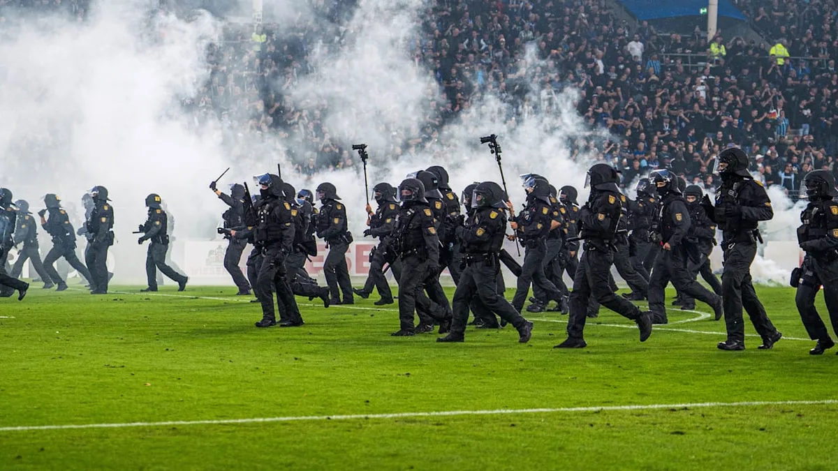Innenminister spricht von „Kriminellen“ - Mehr als 30 Polizisten bei Skandal-Spiel verletzt