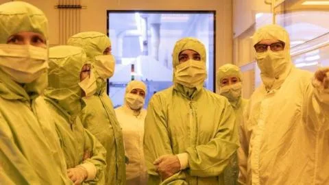 España ya puede fabricar sus propios chips cuánticos: la clave está en una sala blanca de Barcelona