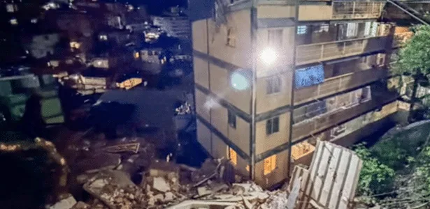 Prédio de 4 andares desaba no Morro do Cantagalo, no Rio; não há feridos