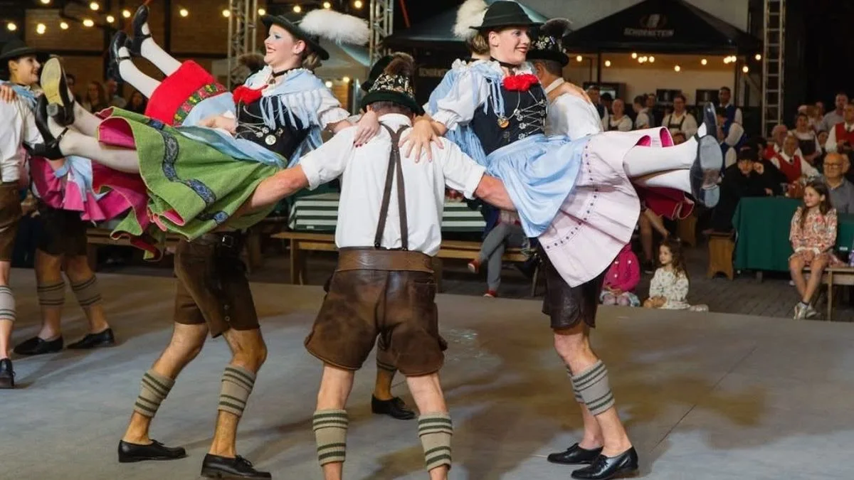 Com 57 anos de história, grupo mais antigo de dança alemã de SC mantém tradição e fará apresentação especial em parque de diversões