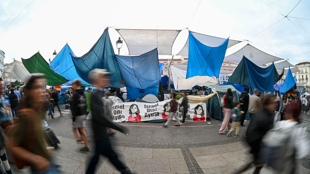 Tensión en la Puerta del Sol: grupos ultras intentan boicotear la acampada por la vivienda tras el desfile de la Fiesta Nacional