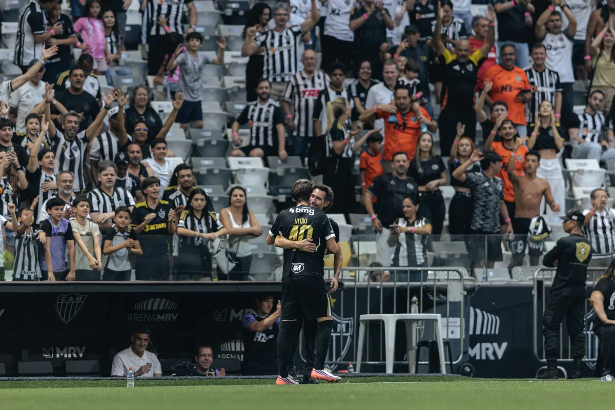 Domínguez se emociona com primeiro gol de Vitão pelo profissional do Atlético-MG; vídeo
