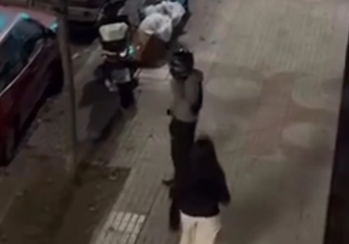 Graban a un hombre en el centro de Vigo, cubierto con un casco y masturbándose al paso de las mujeres