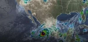 El huracán Simón alcanza categoría 4 y amenaza el Pacífico mexicano