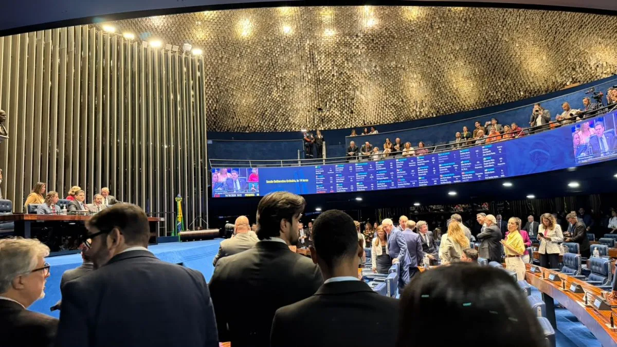 ‘Pensando acima de tudo no que é melhor para o nosso país’, diz Davi Alcolumbre ao abrir sessão 6X1