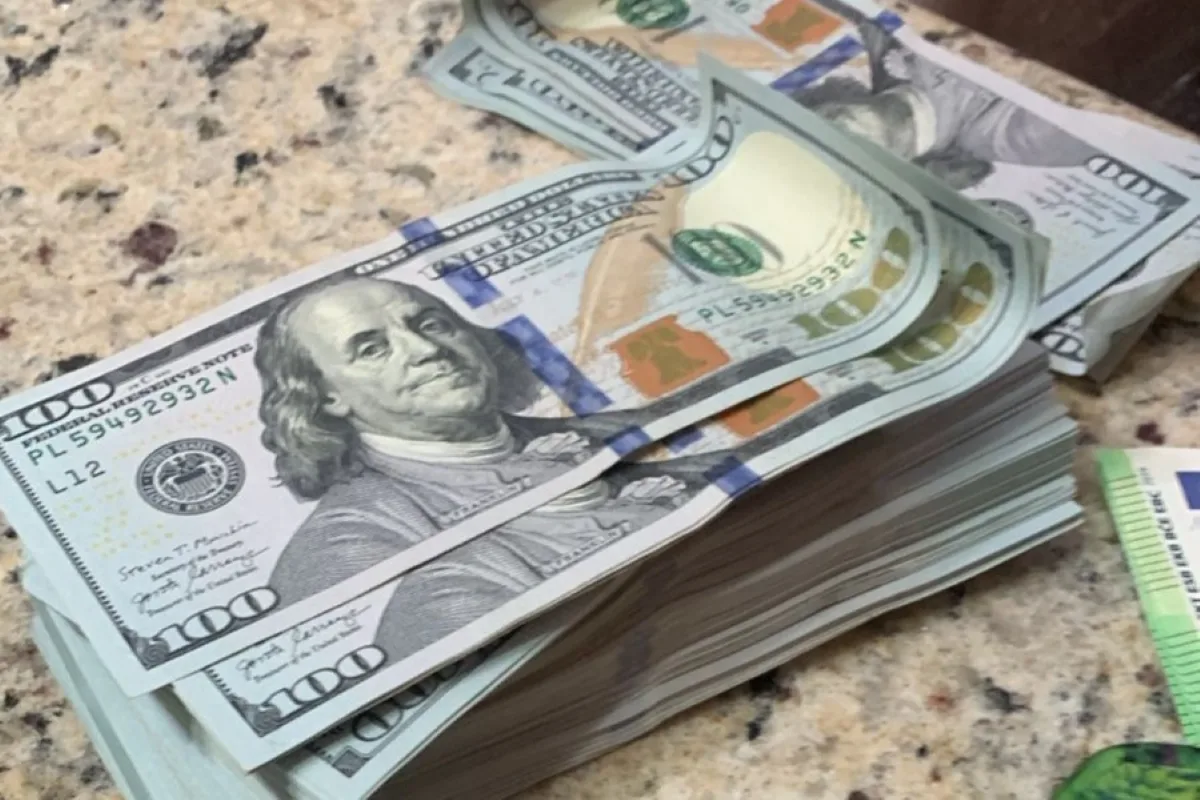 Dólar recua e Bolsa sobe com salto das ações da Petrobras e da Vale