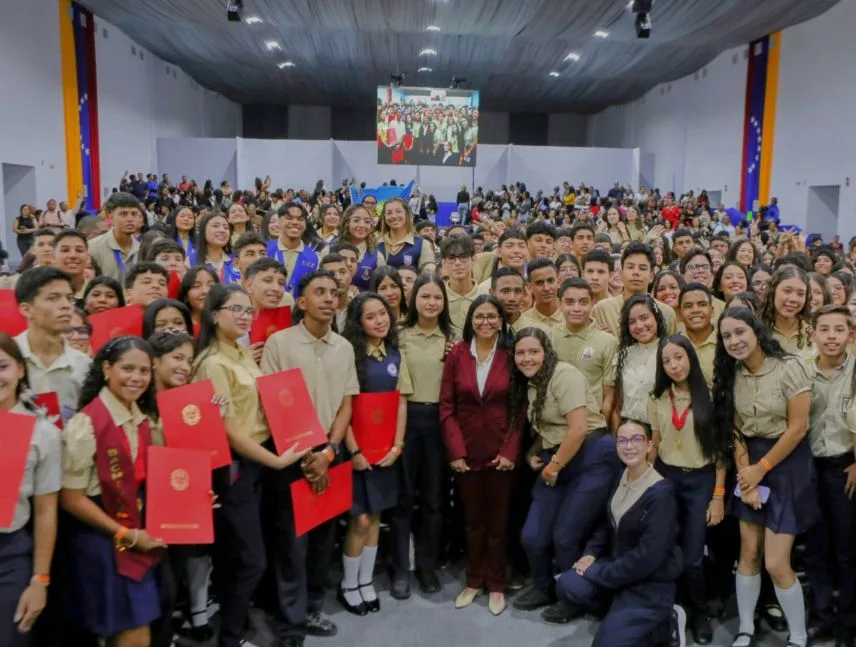 Otorgan becas a los 439 bachilleres con mejores promedios del país