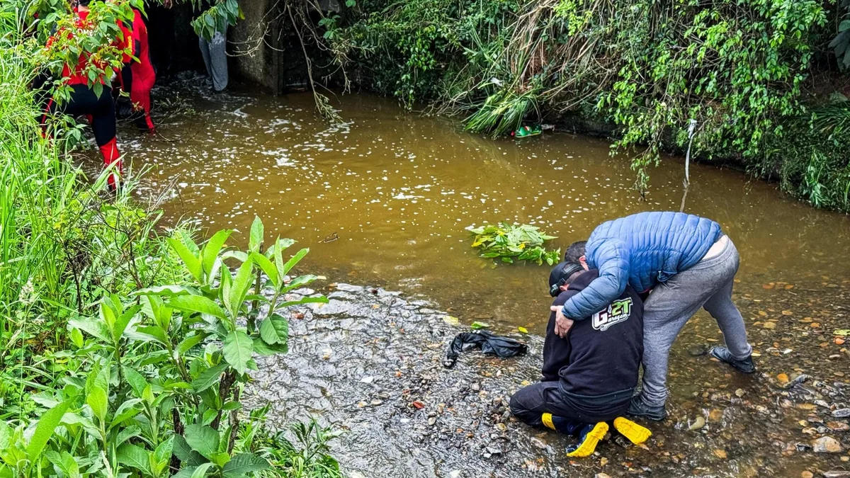 FOTO: Pai ficou 24h desaparecido até filho encontrar corpo em arroio no RS