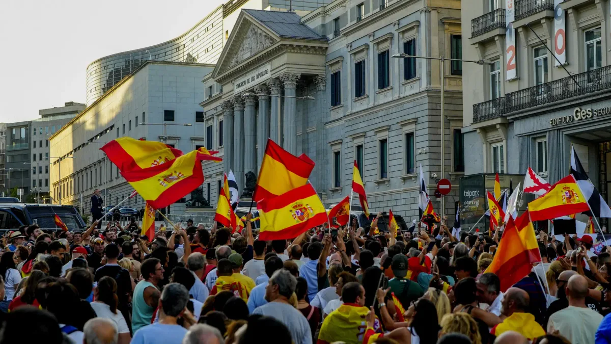 Cuatro detenidos y cuatro policías heridos en una concentración paralela en apoyo a Ceuta frente al Congreso