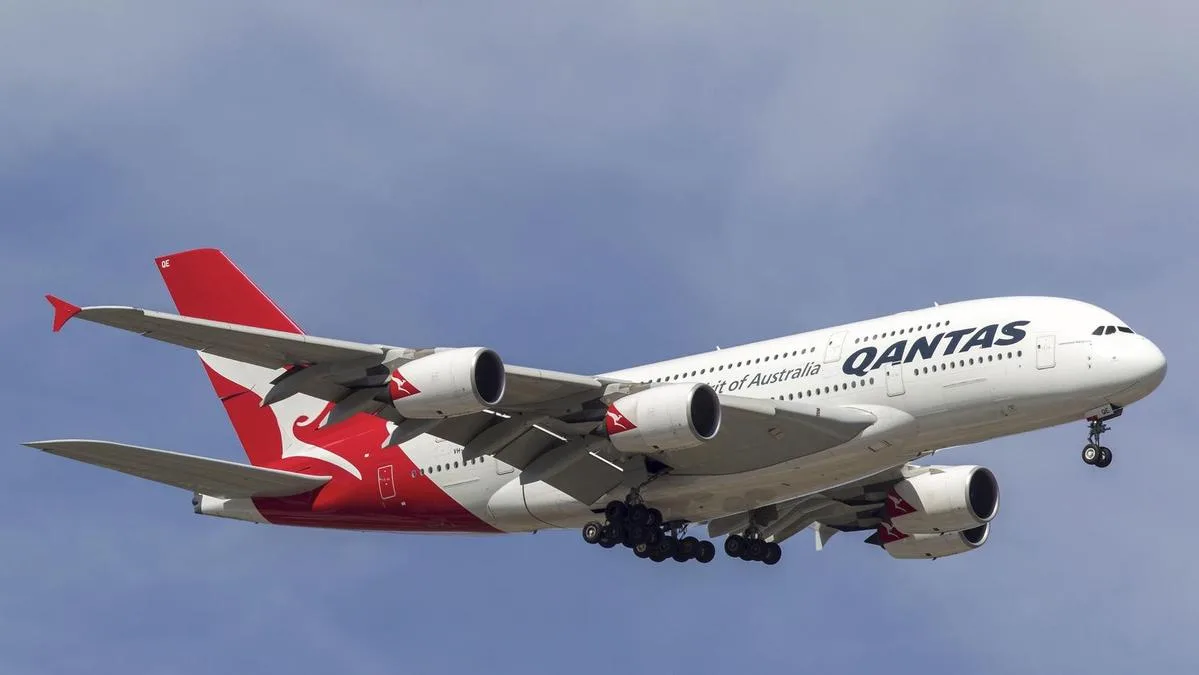 Transport watchdog report reveals maintenance workers left work light inside wing of US-bound Qantas flight