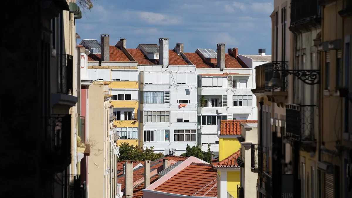 Inquilinos do bairro de Lóios apresentam queixam
