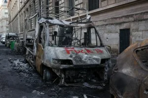 França vira “zona de guerra” após protestos com 1.800 presos; veja imagens