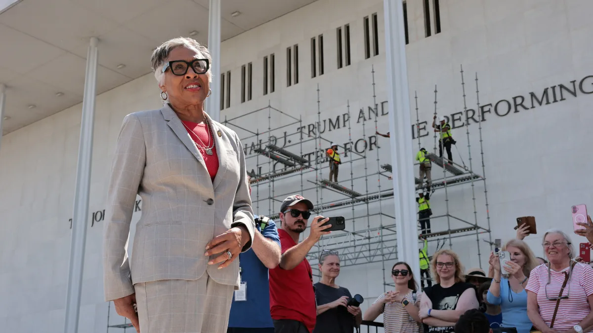 Los abogados de Joyce Beatty tildan de "infundada" la amenaza de demoler el Kennedy Center
