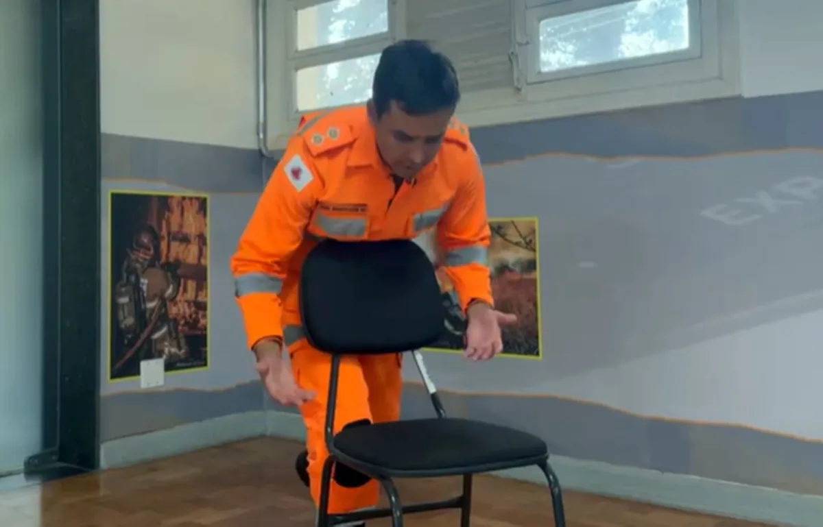Engasgo: bombeiros mostram manobra para tentar se salvar sozinho